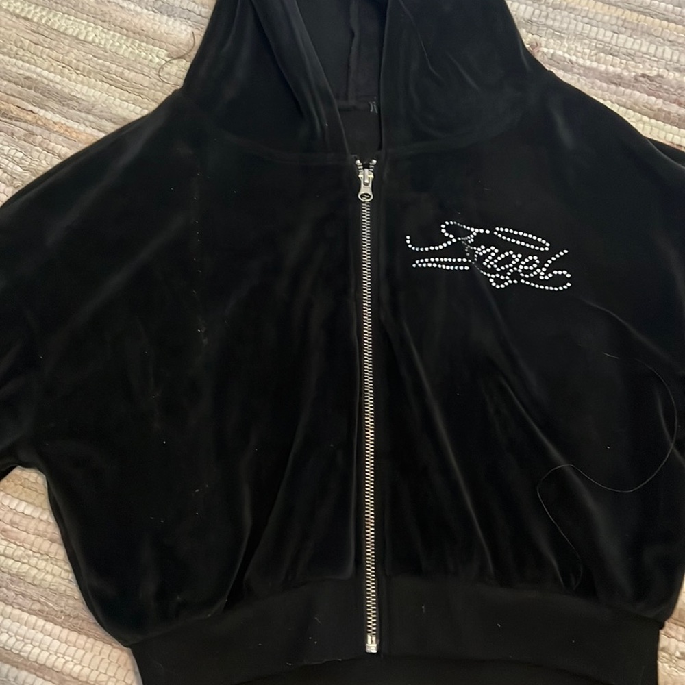 Cute cropped zip up, it's a soft material, no pockets